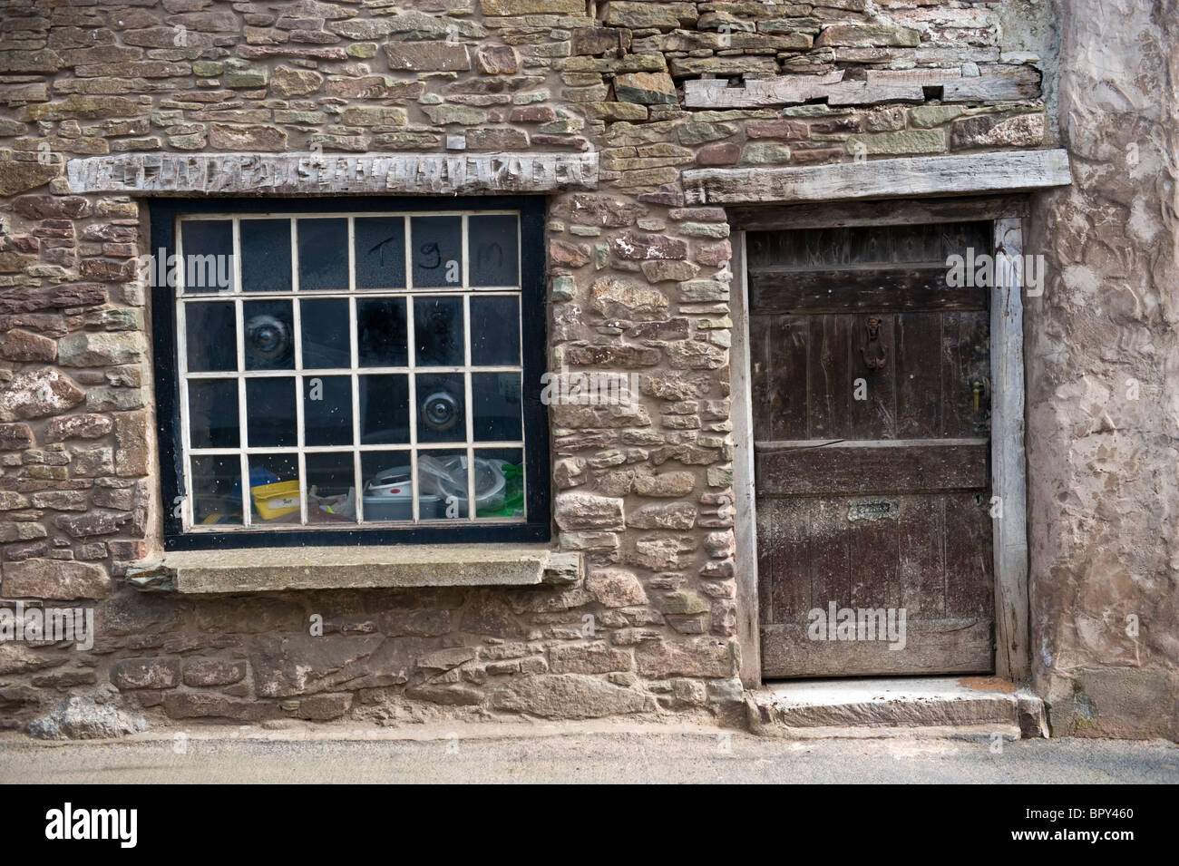 Rustikale Eingangstür und Multi verglaste Fenster der Hütte im Umbau in Talgarth Powys South Wales UK Stockfoto