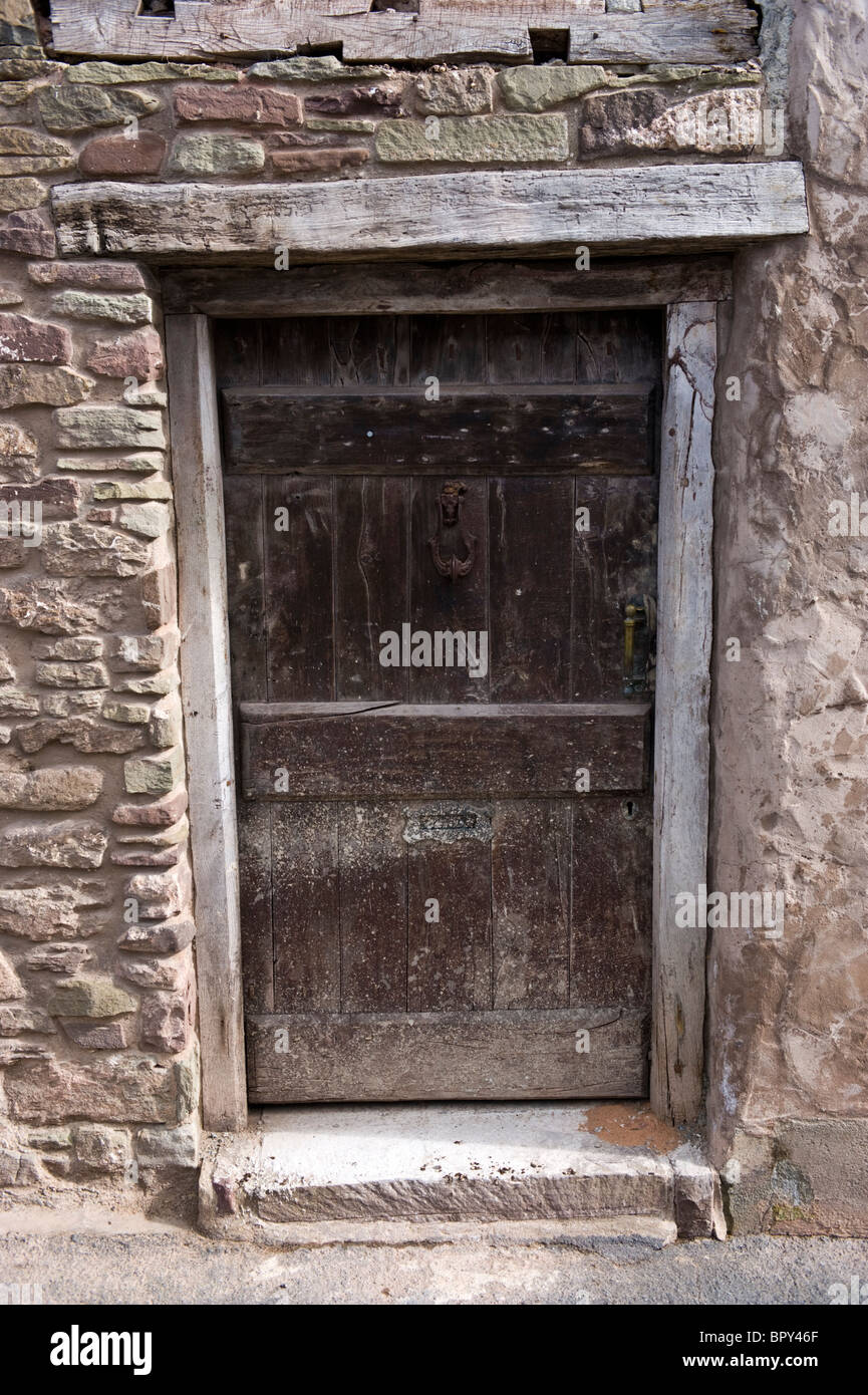 Rustikale Eingangstür Hütte im Umbau in Talgarth Powys South Wales UK Stockfoto
