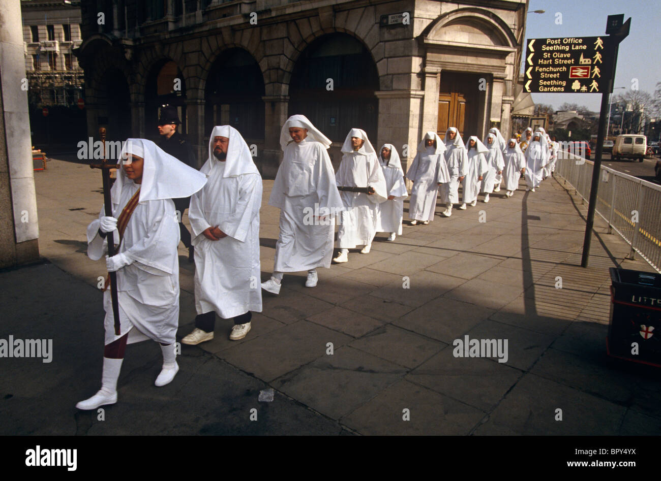 Mitglieder einer Sekte Druide Spaziergang durch eine Stadt der London Street im Rahmen der Feierlichkeiten der Frühlings-Tagundnachtgleiche. Stockfoto