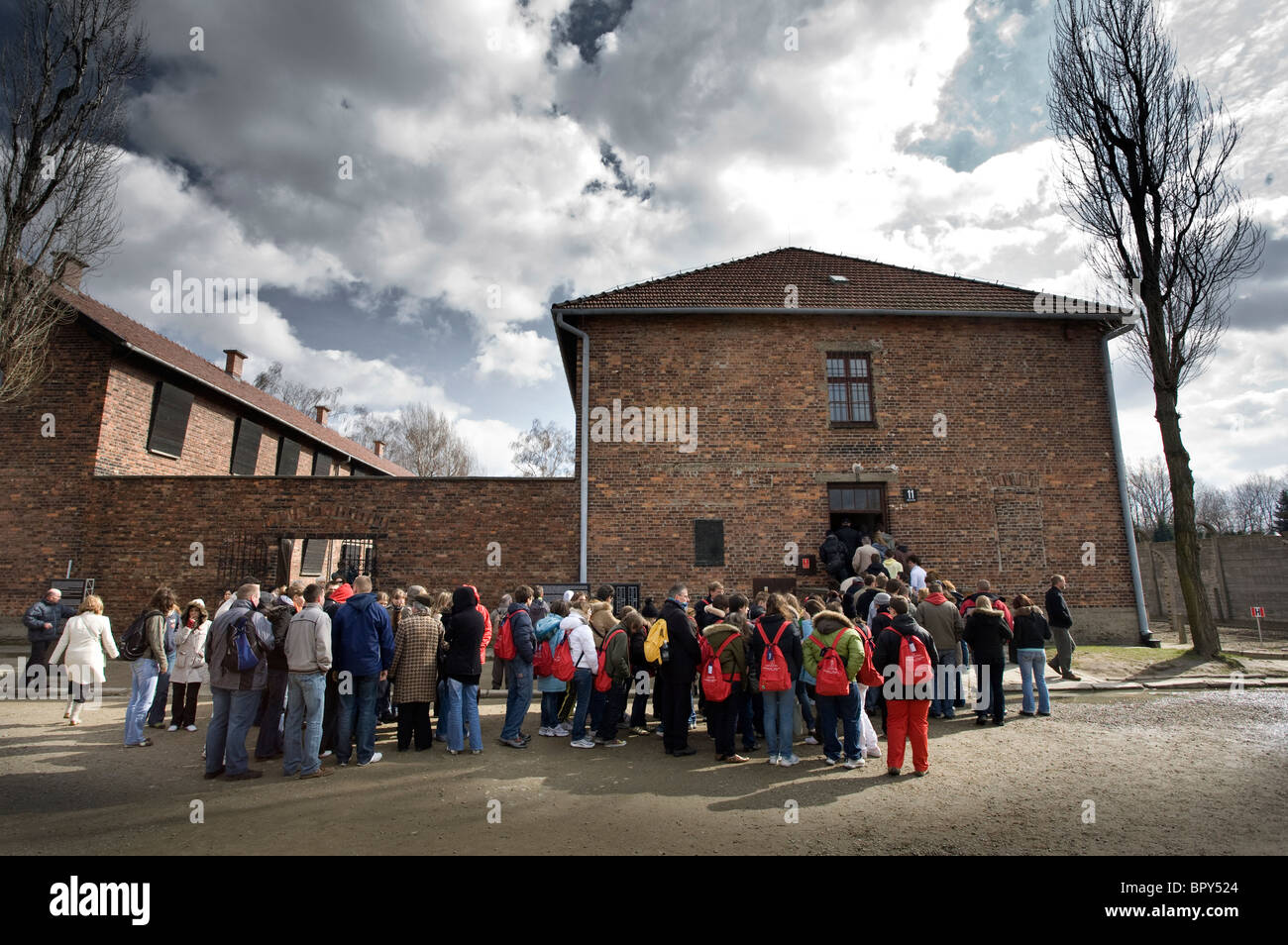 Touristen im KZ Auschwitz. Stockfoto