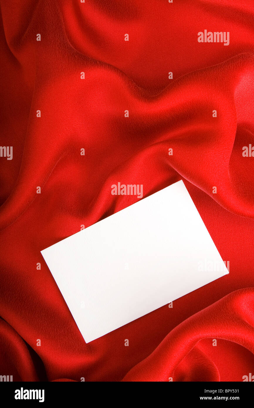 Rote Seide satin Hintergrund mit Einladungskarte. Stockfoto