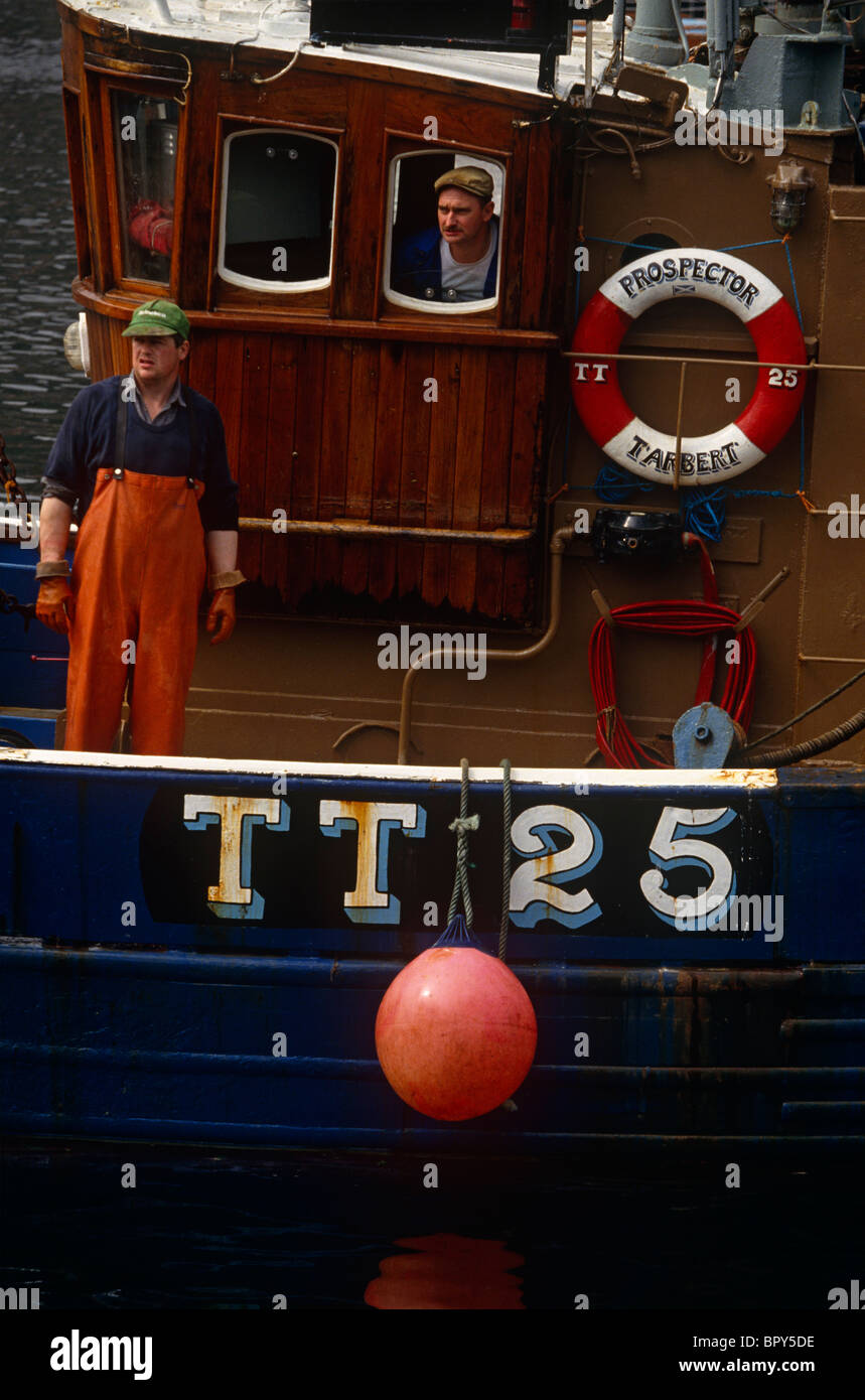 Zwei Fischer zurück in ihre Heimat Hafen Tarbert auf den westlichen schottischen Isle of Mull. Stockfoto