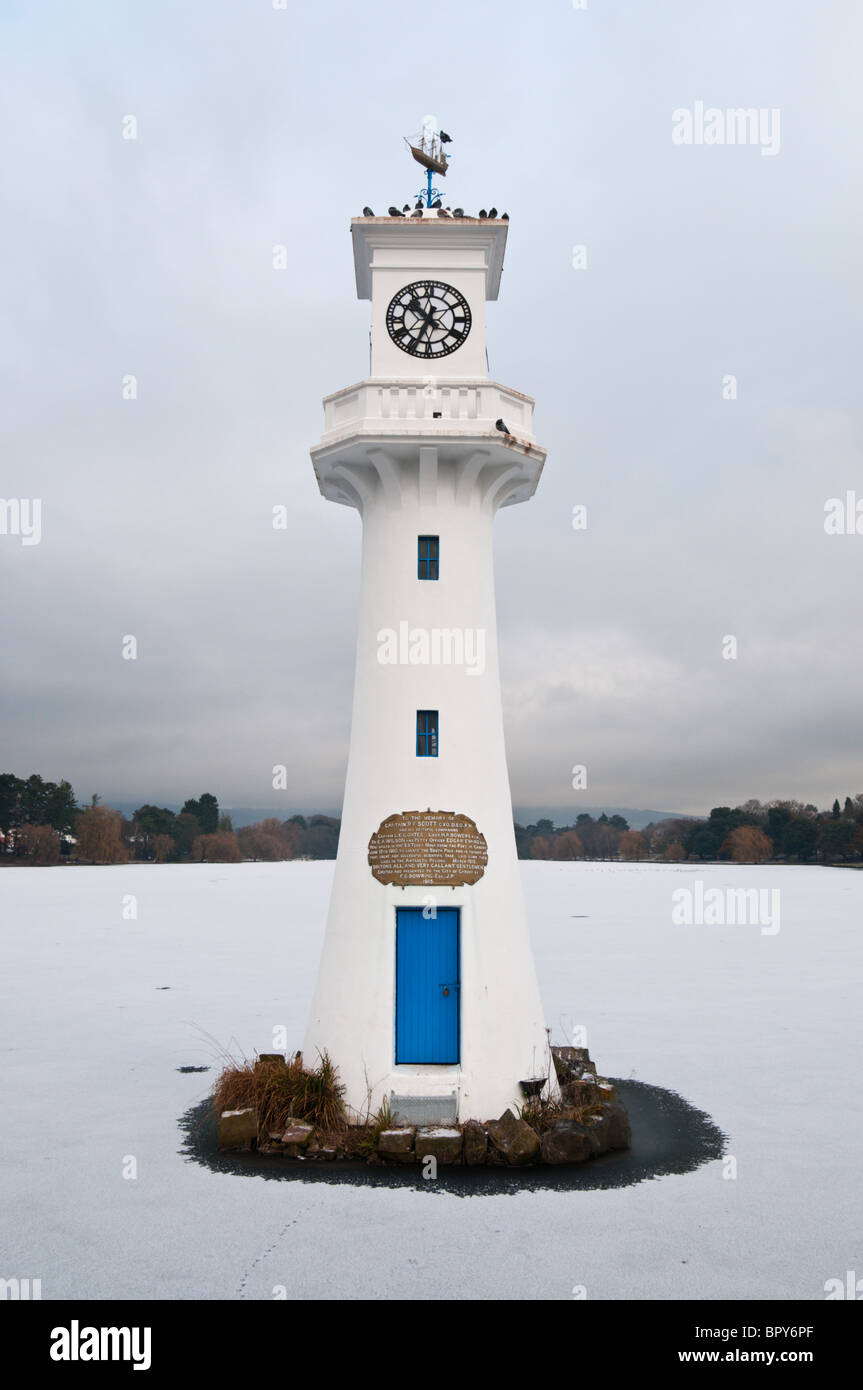 Roath Park Leuchtturm, Cardiff, Südwales, UK. Aufgenommen an einem Wintertag mit den umgebenden See eingefroren. Stockfoto