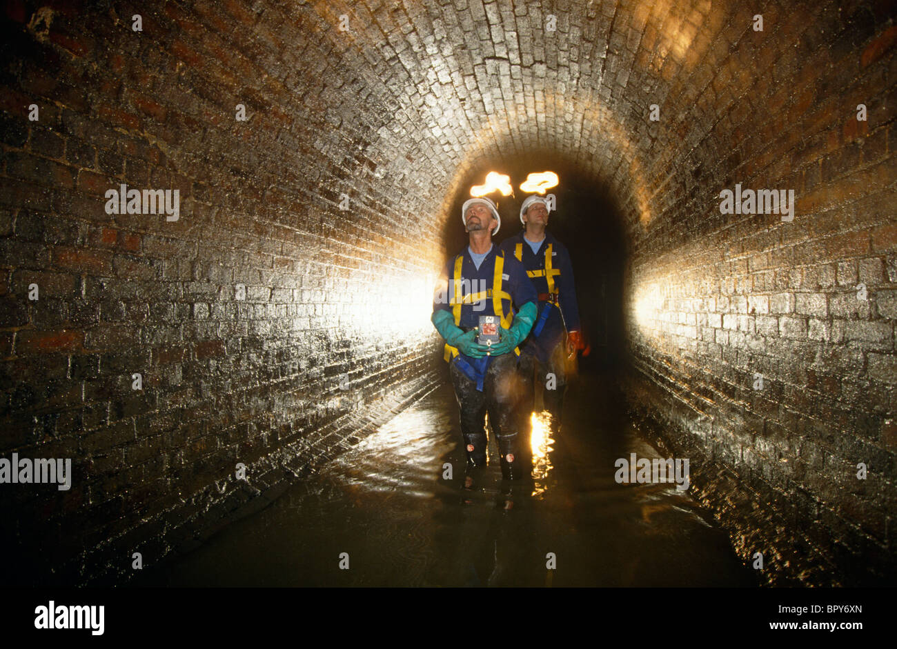 Thames Water Utilities Kanalisation Reinigungsteam inspiziert die Flotte Fluss viktorianischen gebaut Abwasserkanalisation des Blackfriars. Stockfoto