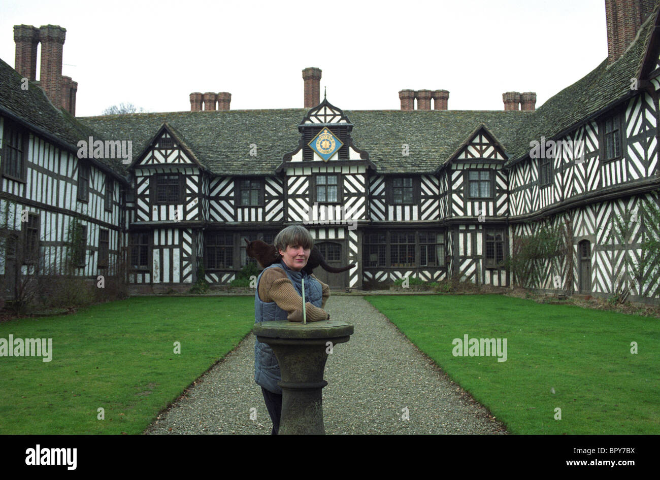 Caroline Colthurst, ehemaliges Models und ihre Katze in Pitchford Hall in Shropshire, 92. Bild von DAVID BAGNALL Stockfoto