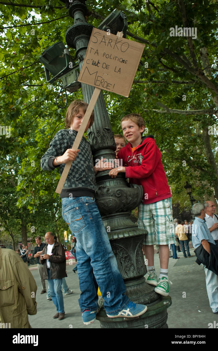 Paris, Frankreich, Millionen streiken in Frankreich wegen Rentenreformen, Children Holding French Protest Poster on Street, Rentenrecht und Proteste in Frankreich Stockfoto