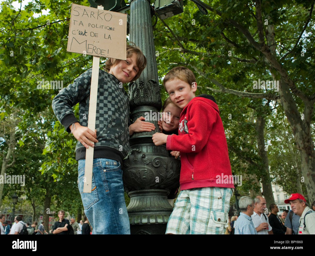 Paris, Frankreich, Millionen streiken in Frankreich wegen Rentenreformen, Junge Jungen mit Protestschild, Demonstration der pariser republique, Straßenkinder suchen Stockfoto