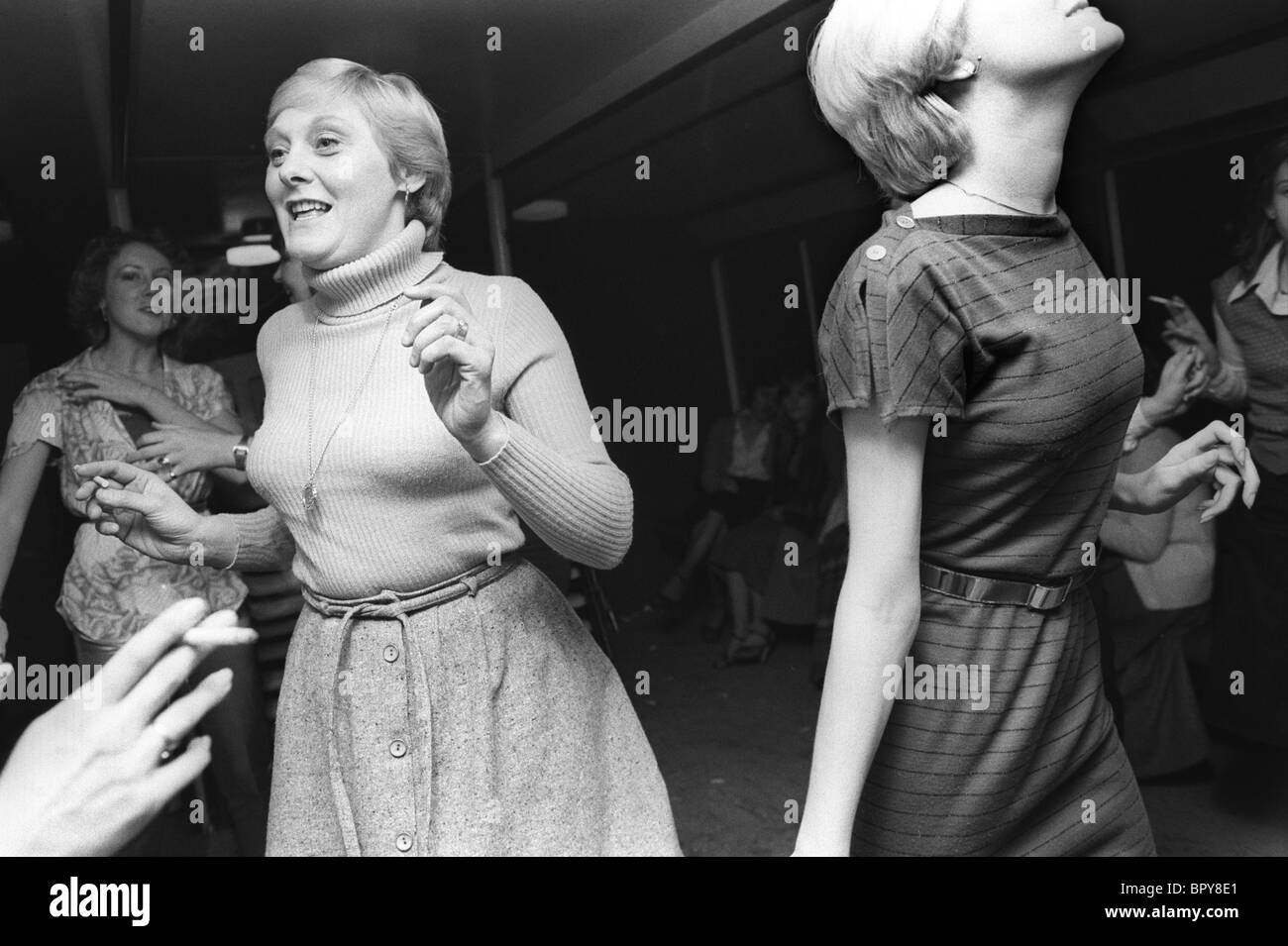 Polterabend 1970s London UK. Tanzende Frauen im mittleren Alter rauchen zusammen an einem privaten Frauen nur Nacht Henne. England 70 s 1979 HOMER SYKES Stockfoto