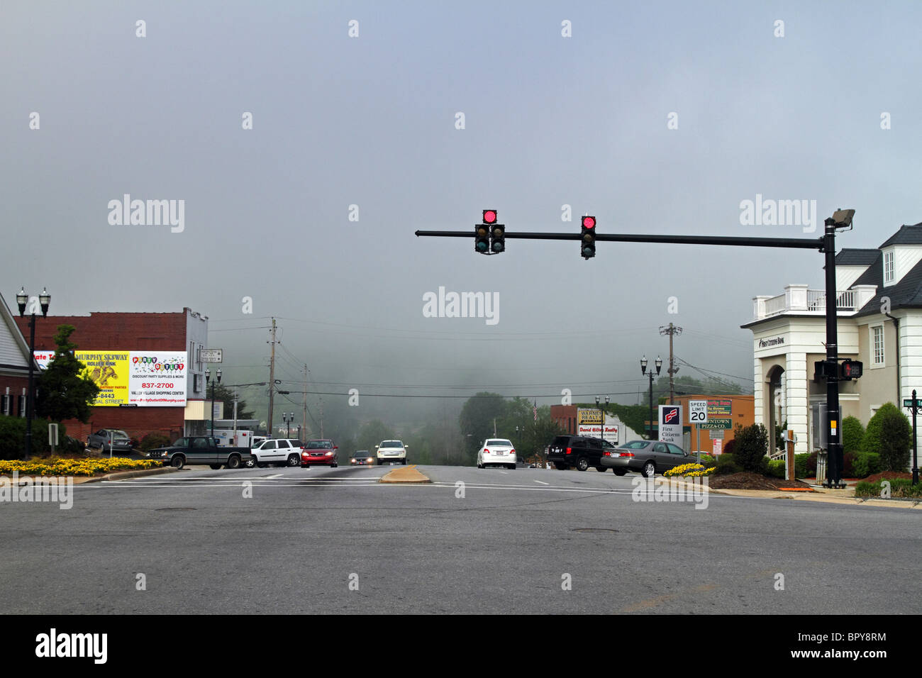 Nebel, Nebel und rote Ampel - Murphy, Cherokee County, North Carolina, USA Stockfoto