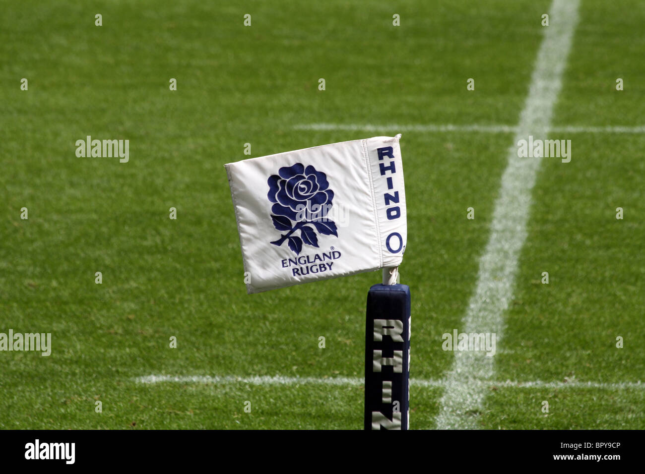 Rugby-Spielfeld und England Rugby-Flagge im Twickenham Stadium Stockfoto