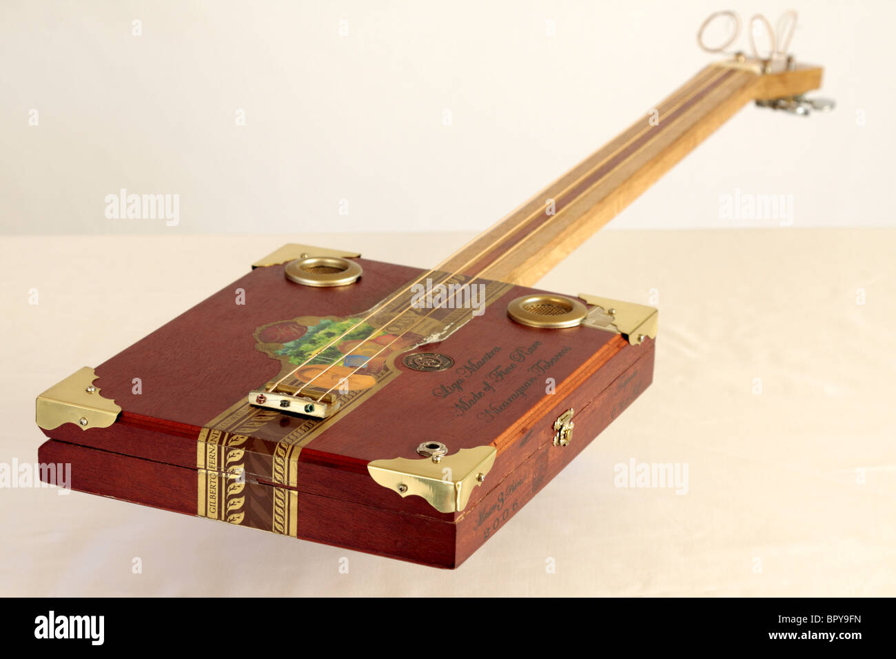 Eine 3 Saiten Zigarre Box Gitarre im Besitz von Adam Gough von der Band  Traveller Stockfotografie - Alamy