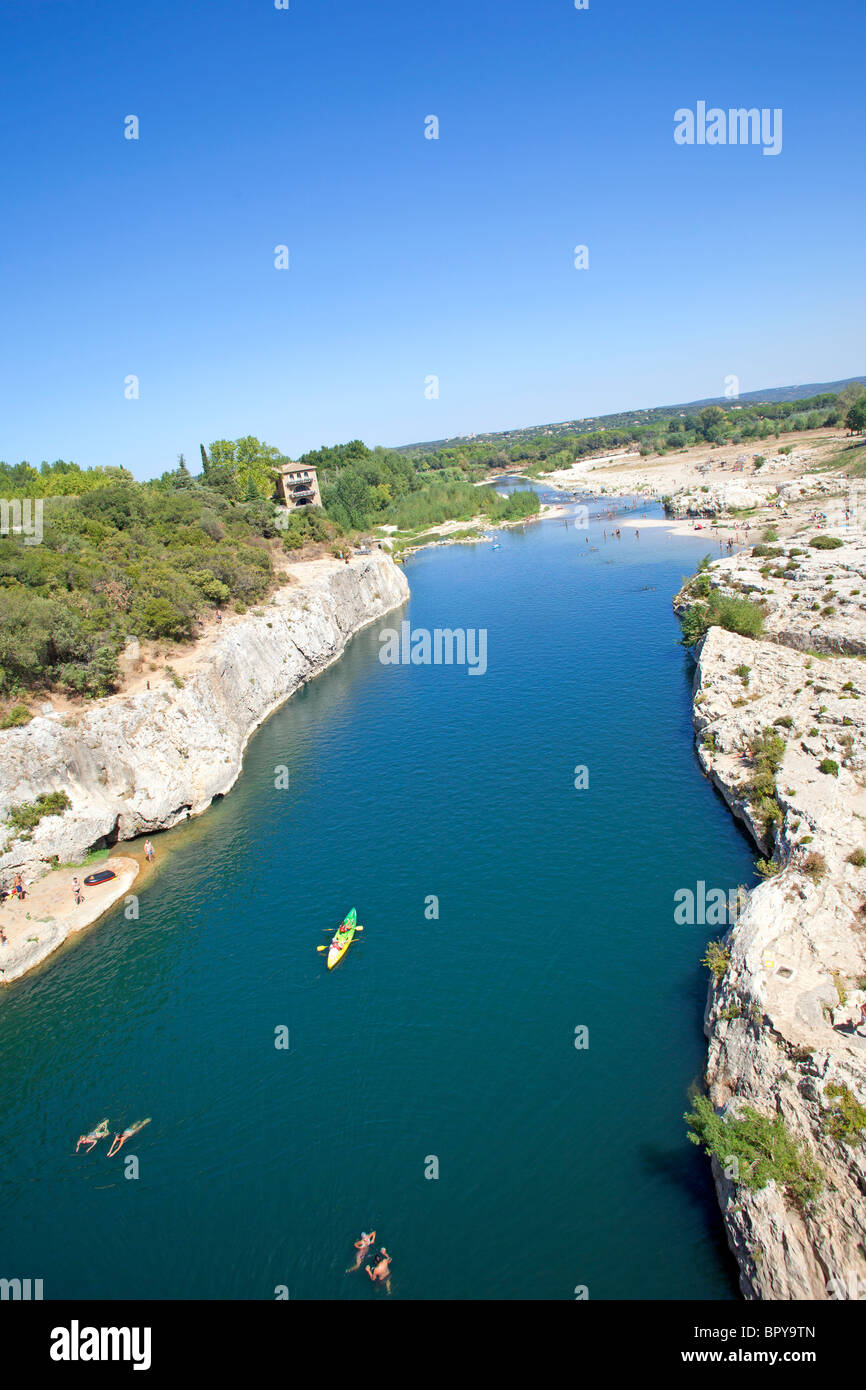 Fluss in Frankreich mit Kajaks Stockfoto