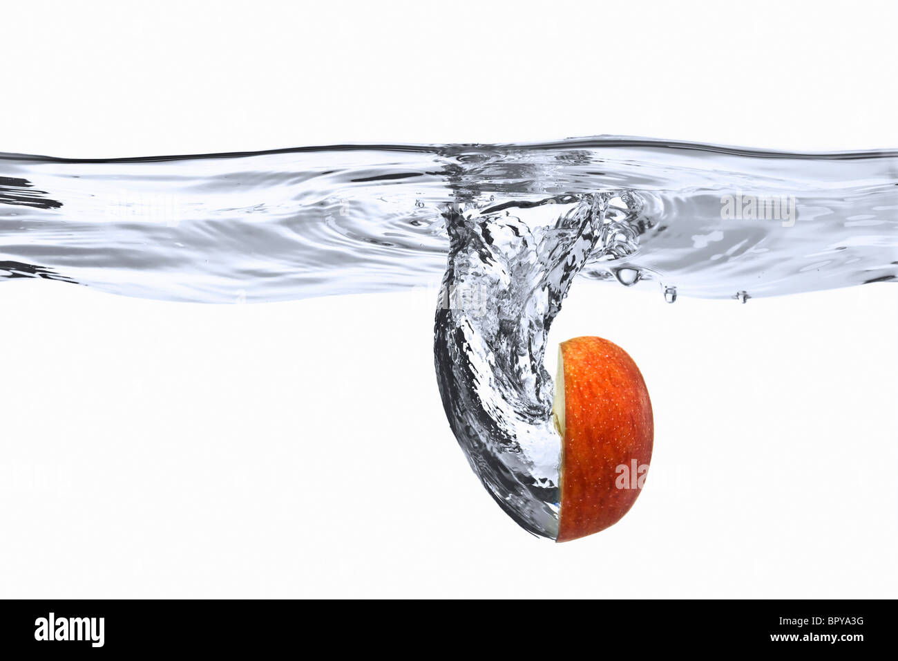 Apple ließ sich in einen Behälter mit Wasser Stockfoto