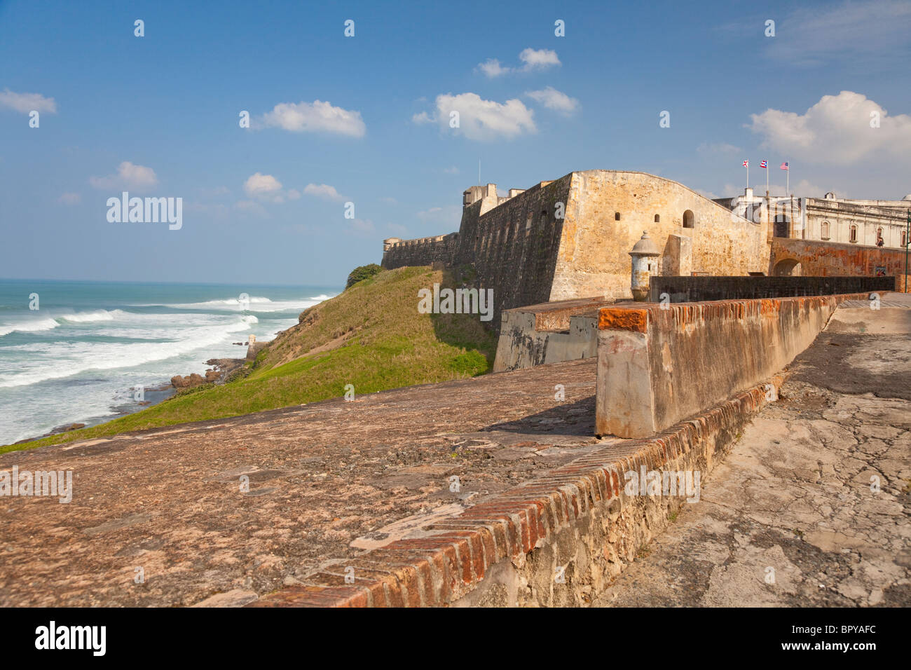 Die Wände des Schlosses San Cristobal mit Blick auf das Karibische Meer in San Juan, Puerto Rico, West Indies. Stockfoto
