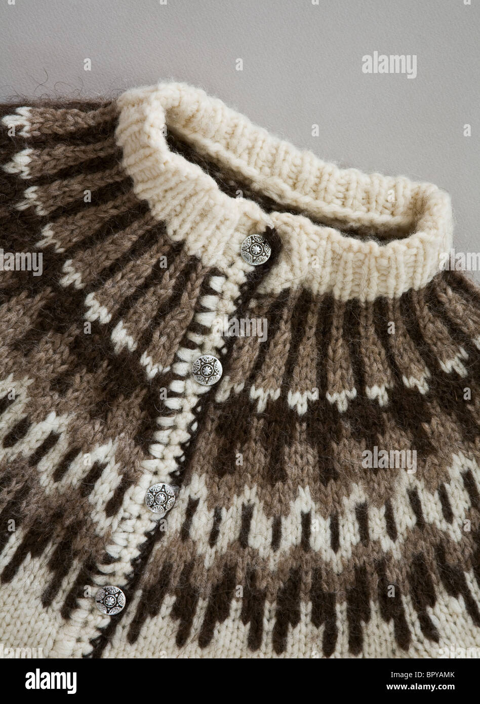 Nahaufnahme ausgeschnittener Vintage Strickmuster gestrickter Wollpullover mit einzigartigem Design in Island, Kunsthandwerk Europa Isländische Wollen, New Jersey, USA Stockfoto