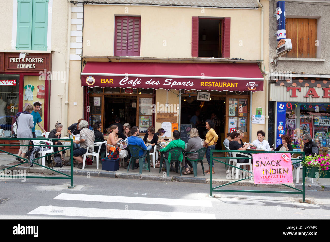 Café-Szene in der Stadt von Mens, Frankreich Stockfoto