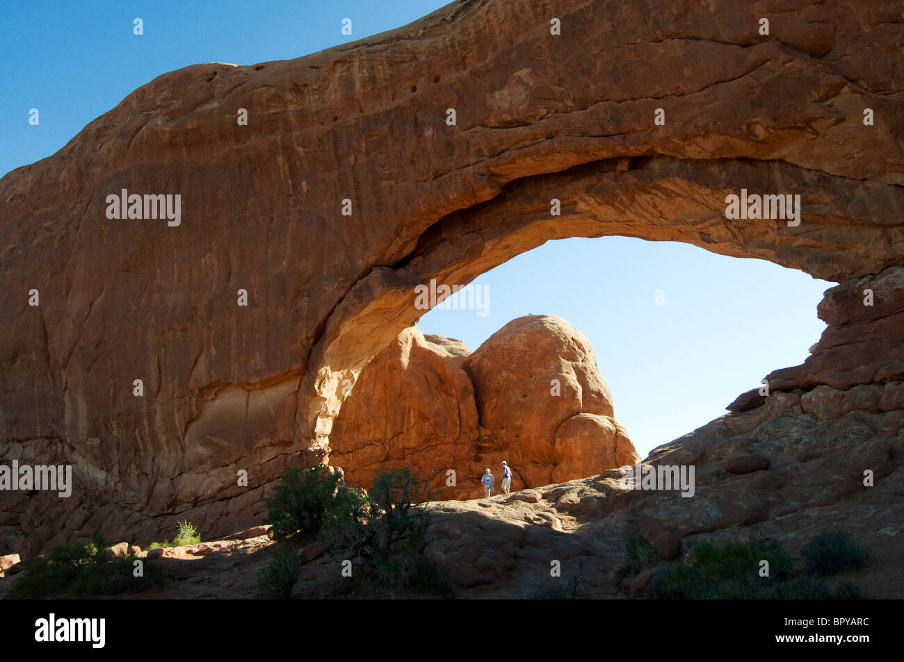 Fensterbogen mit Menschen Arches Nationalpark Moab Utah Stockfoto