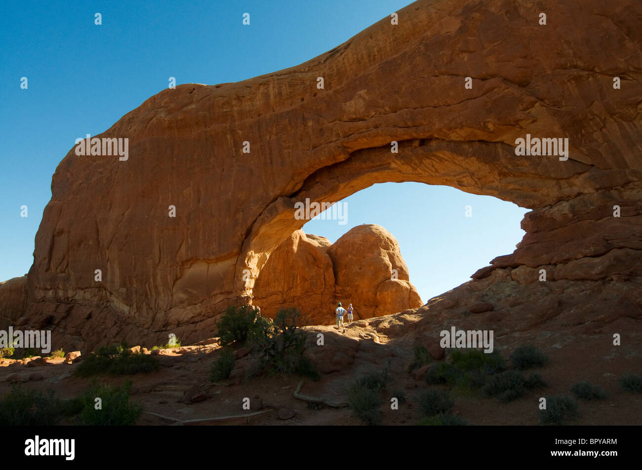 Fensterbogen mit Menschen Arches Nationalpark Moab Utah Stockfoto