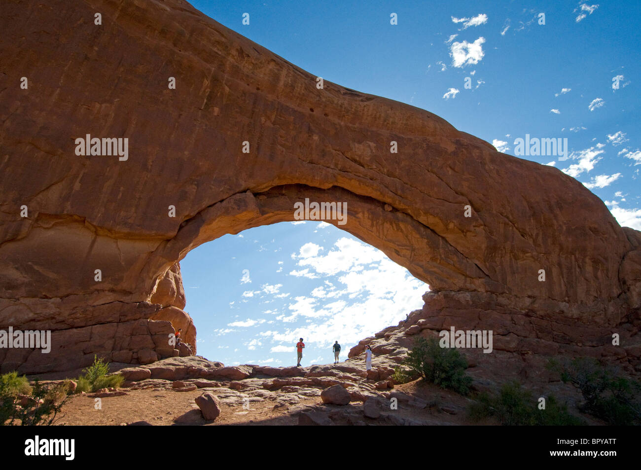 Fensterbogen mit Menschen Arches Nationalpark Moab Utah Stockfoto