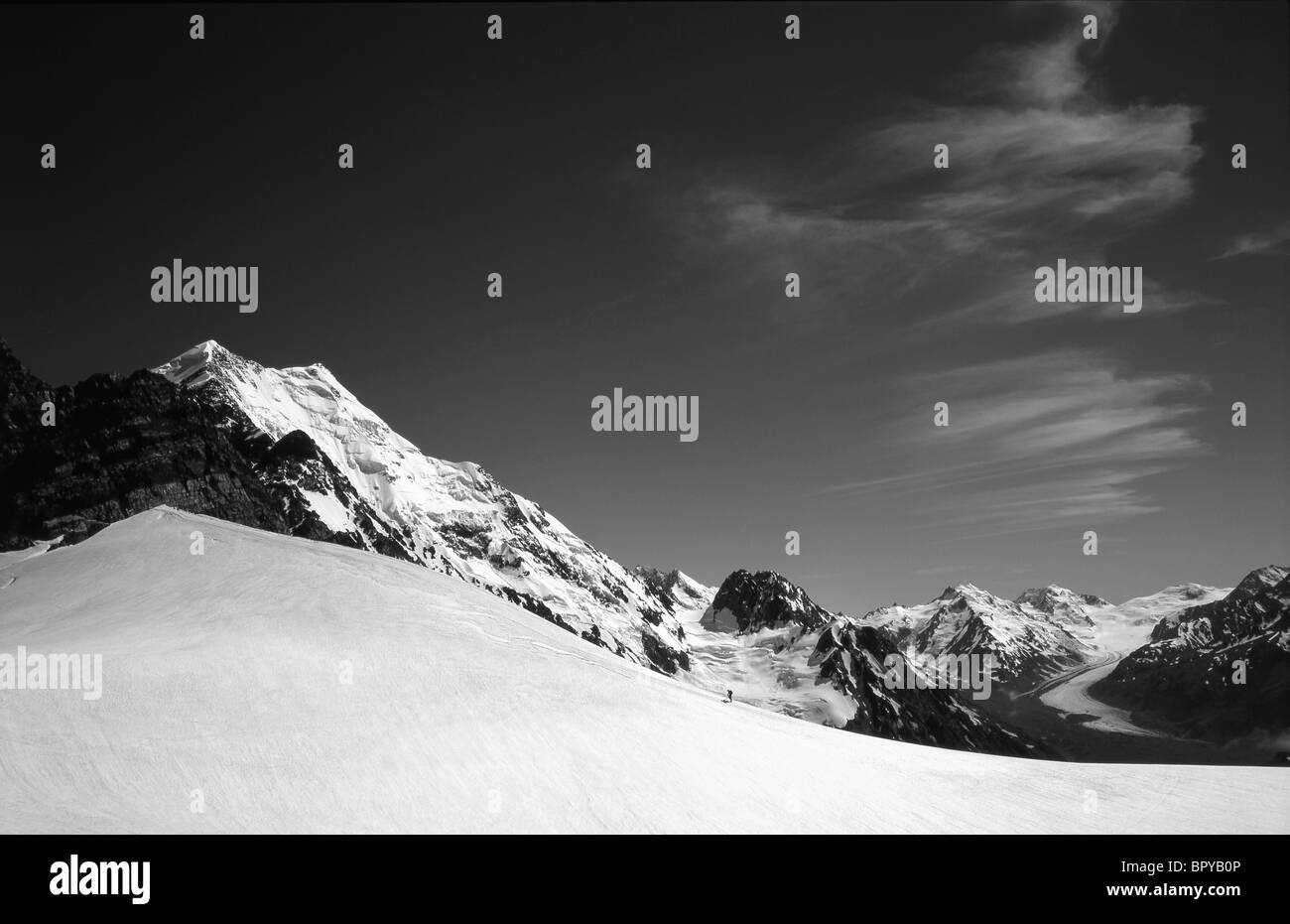 Ein Bergsteiger zu Fuß bergauf auf Südalpen Neuseelands Stockfoto