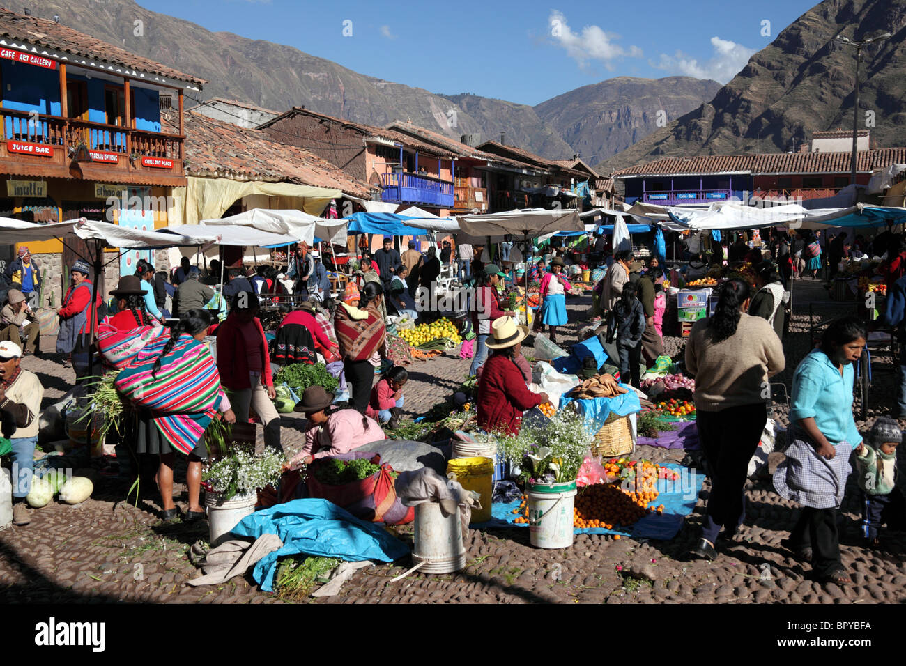 Blick über Stände auf Pisac Markt, Heiliges Tal, Peru Stockfoto