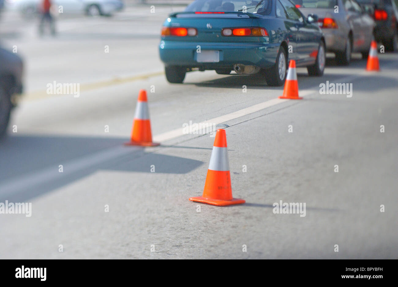 Leitkegel auf Straße in der Nähe von Autos Stockfoto