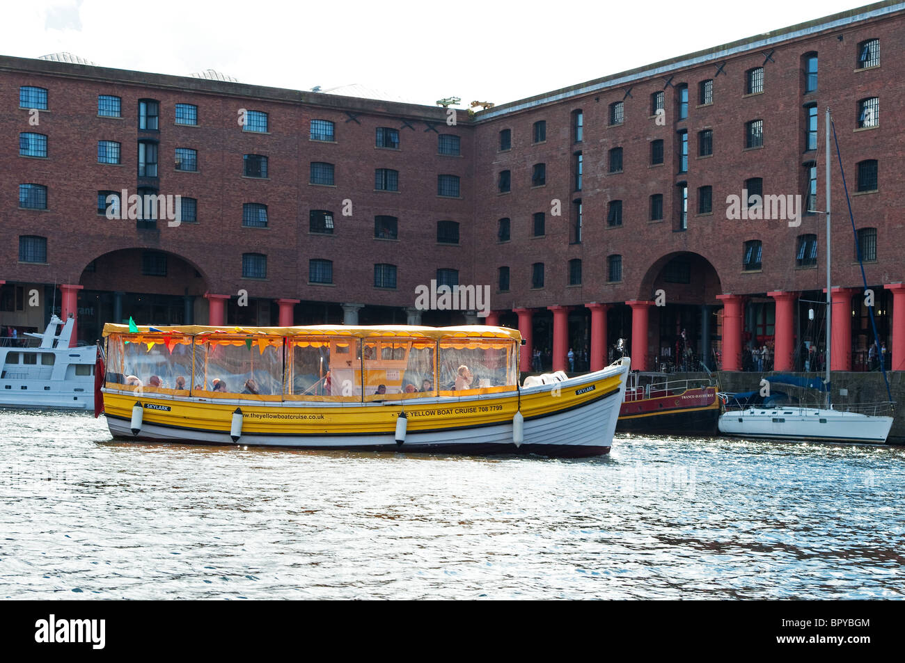 ein Sightseeing-Bootsfahrt am Albert Dock in Liverpool, Großbritannien Stockfoto