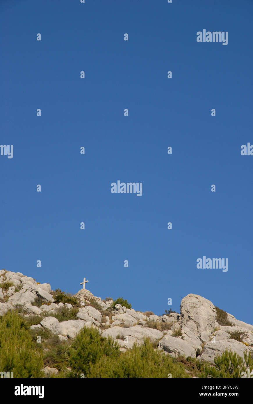 Kreuz auf Bergrücken, Cavall Verd, in der Nähe von Benimaurell, Provinz Alicante, Comunidad Valencia, Spanien Stockfoto