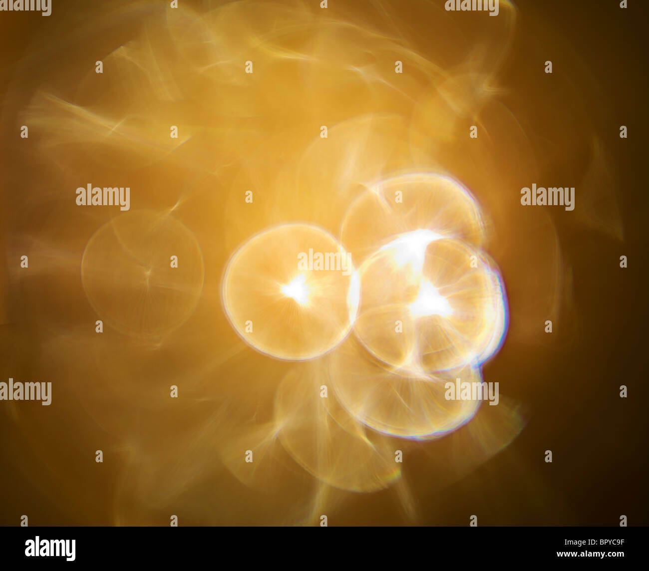 Objektiv Flare gelbe Sterne platzen Licht, das die nebulöse Gefühl schafft Stockfoto