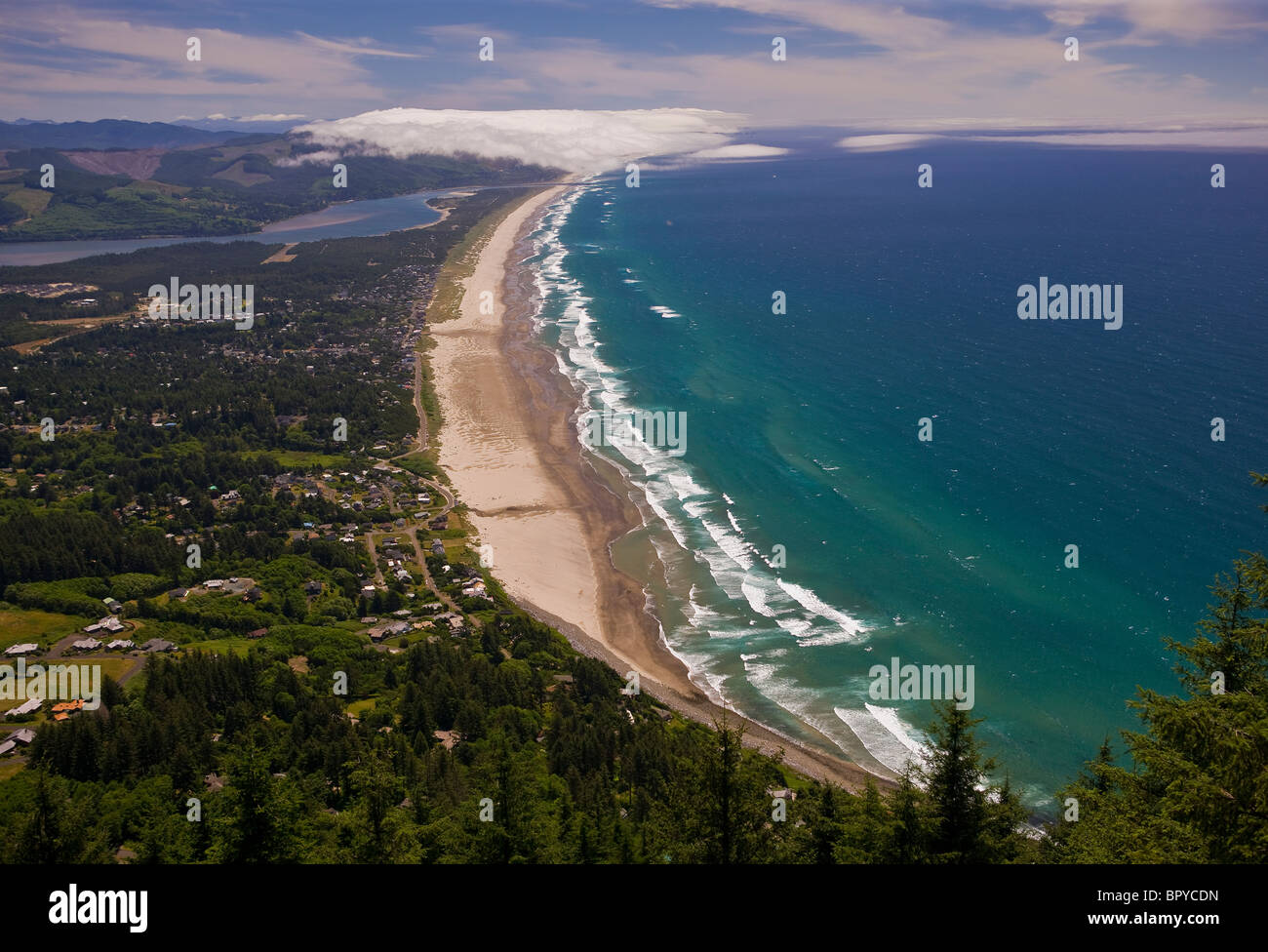 MANZANITA, OREGON, USA - Manzanita-Strand und dem Pazifischen Ozean Surfen auf der Küste von Oregon. Stockfoto