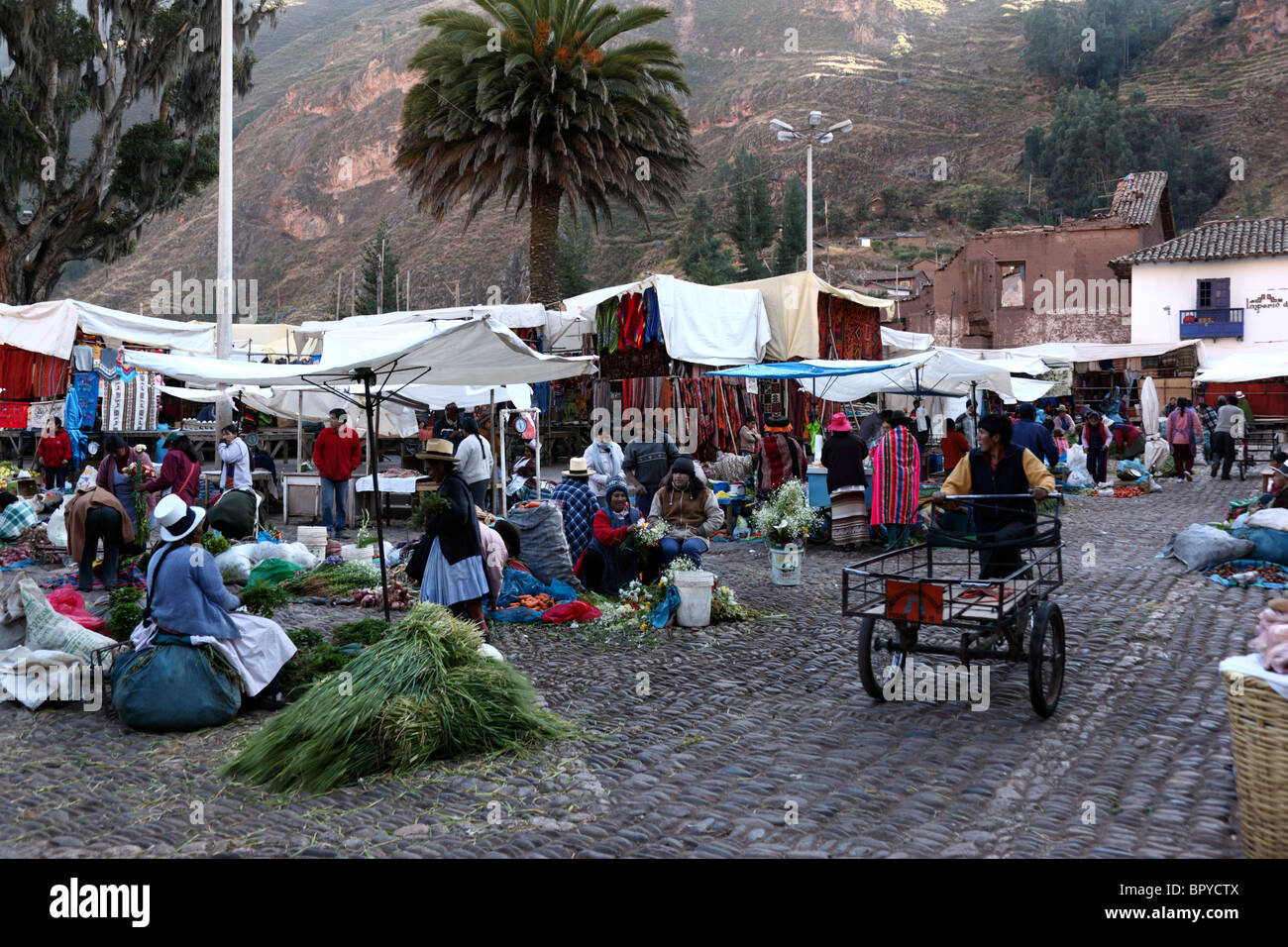 Blick über die Stände im lokalen Teil des Pisac Marktes in Plaza de Armas, Sacred Valley, in der Nähe von Cusco, Peru Stockfoto