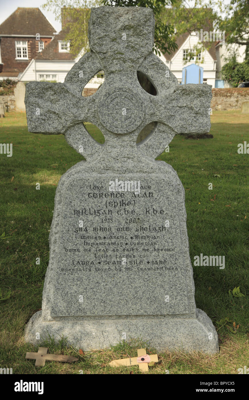 Spike Milligans Grabstein auf dem Friedhof von der Pfarrkirche St. Thomas der Märtyrer, Winchelsea, East Sussex, England. Stockfoto