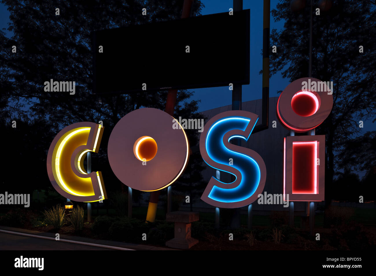 C.O.S.I. Schild vor C.O.S.I. Gebäude in der Innenstadt von Columbus Ohio Stockfoto