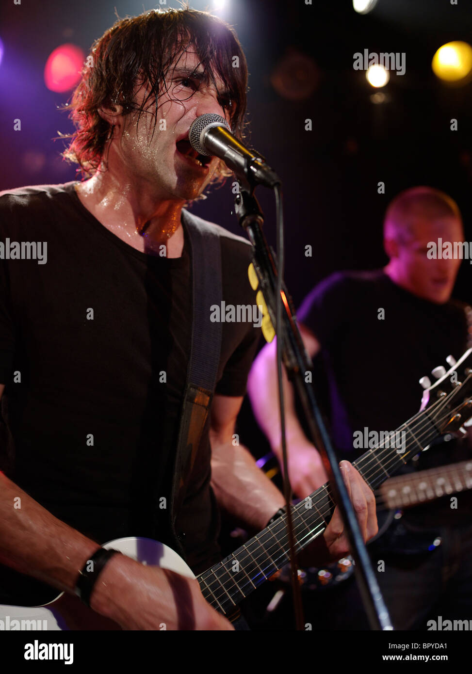 Australische Rockband Schalter drei spielen in The Eggman Club in Shibuya, Tokio.  Sänger / Gitarrist Maff Davis Stockfoto
