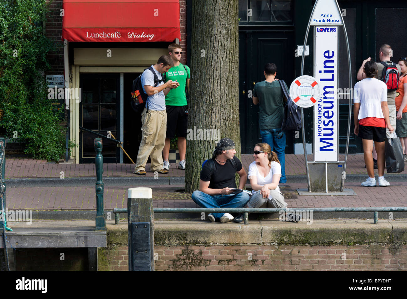 Amsterdam Museum Line Hop auf Grachtenfahrt Touretappe Boot vor der Haustür des Anne Frank House, mit Menschen warten. Stockfoto