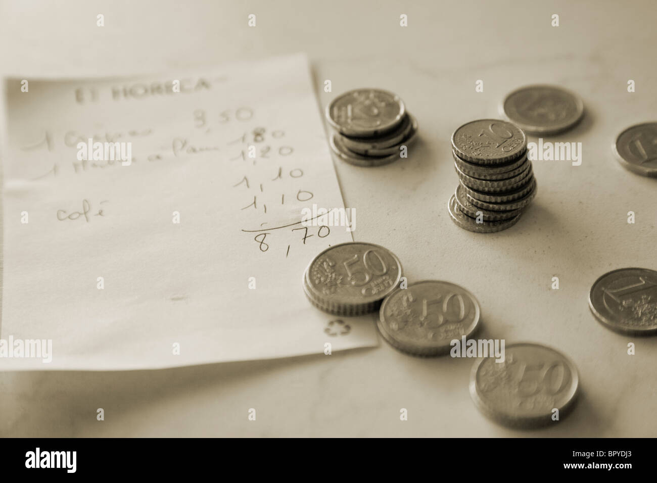 französische Münzen bezahlen eine Restaurantrechnung Stockfoto