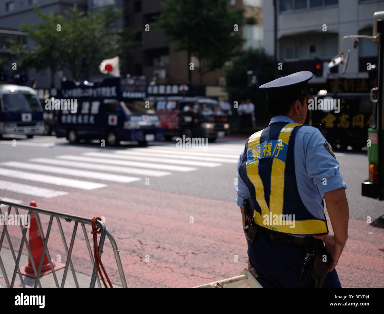 Schwarze nationalistische Lieferwagen kreisenden Yasukuni-Schrein. Japanische Polizei stoppen sie vom Schrein Gelände betreten. Stockfoto