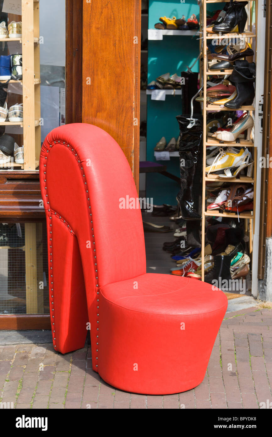 Amsterdam. Ein Platz wie eine riesige rote Schuh vor Schuhgeschäft Antonia im berühmten Einkaufsviertel neun kleinen Straßen. Stockfoto