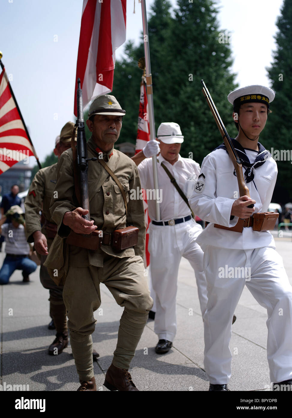 Geburtstag am 15. August Kapitulation der japanischen Streitkräfte am Ende des zweiten Weltkriegs findet jedes Jahr am Yasukuni-Schrein. Stockfoto