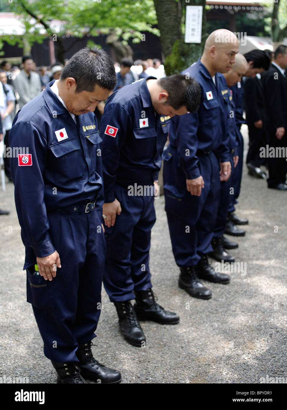 Extreme fernen rechten Nationalisten am Yasukuni-Schrein am 15. August Geburtstag. Japanische Flagge und Nazi-Hakenkreuz auf Uniform. Stockfoto