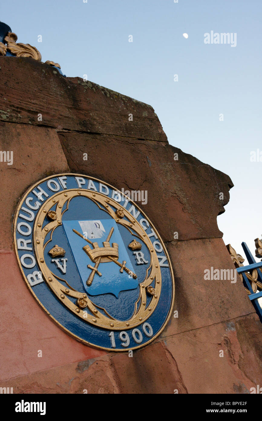 Der Stadtteil Paddington Plaque auf Westbourne Terrace Road Brücke weist darauf hin, dass es während der Herrschaft der Königin Victoria im Jahre 1900 eröffnet wurde Stockfoto