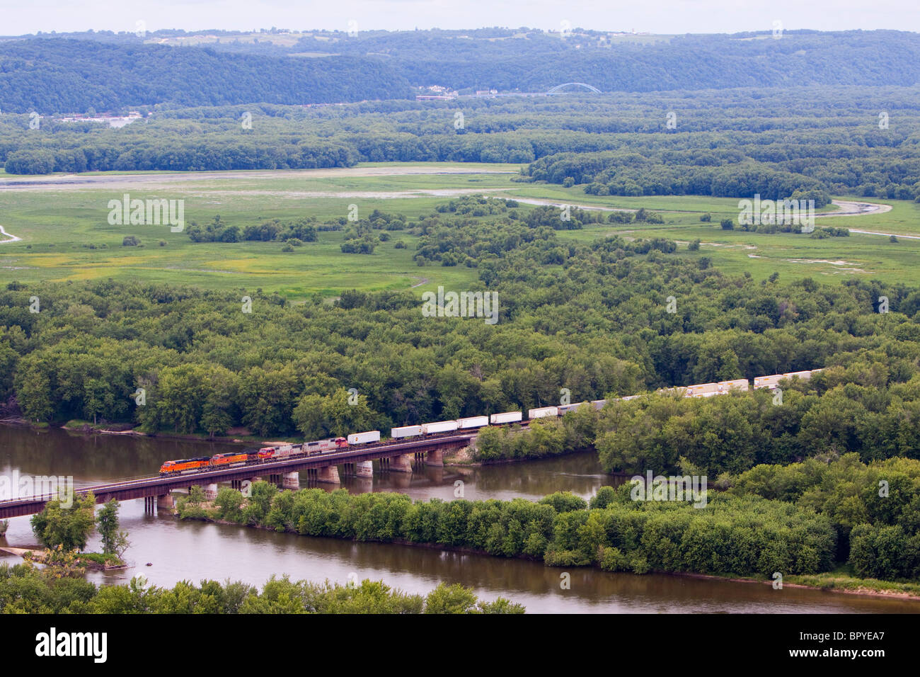 Ein BNSF Railway intermodalen Güterzug überquert die Wisconsin River in der Nähe von Prairie Du Chien, WI. Stockfoto