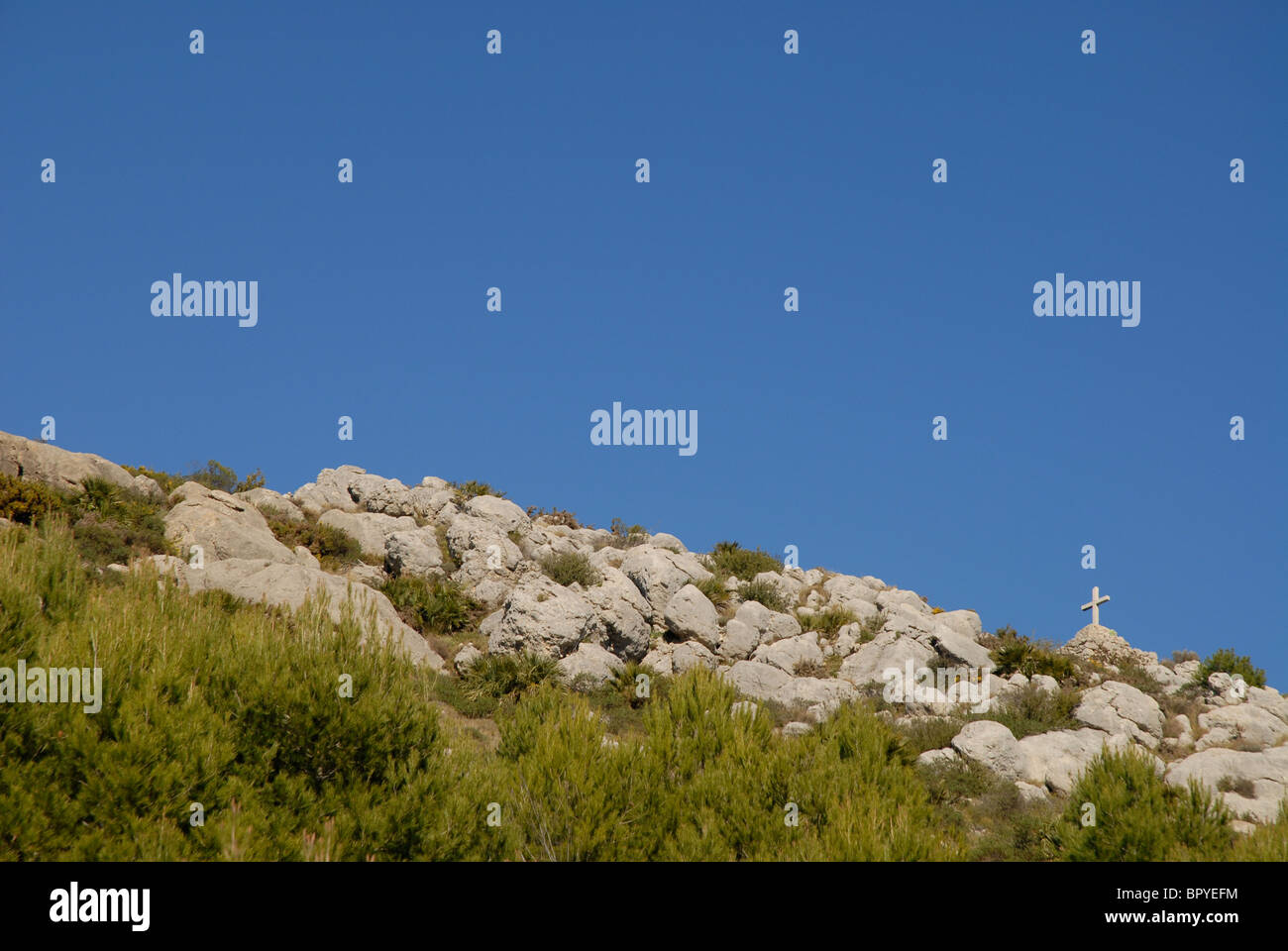 Steinkreuz auf Bergrücken, Cavall Verd, in der Nähe von Benimaurell, Provinz Alicante, Comunidad Valencia, Spanien Stockfoto