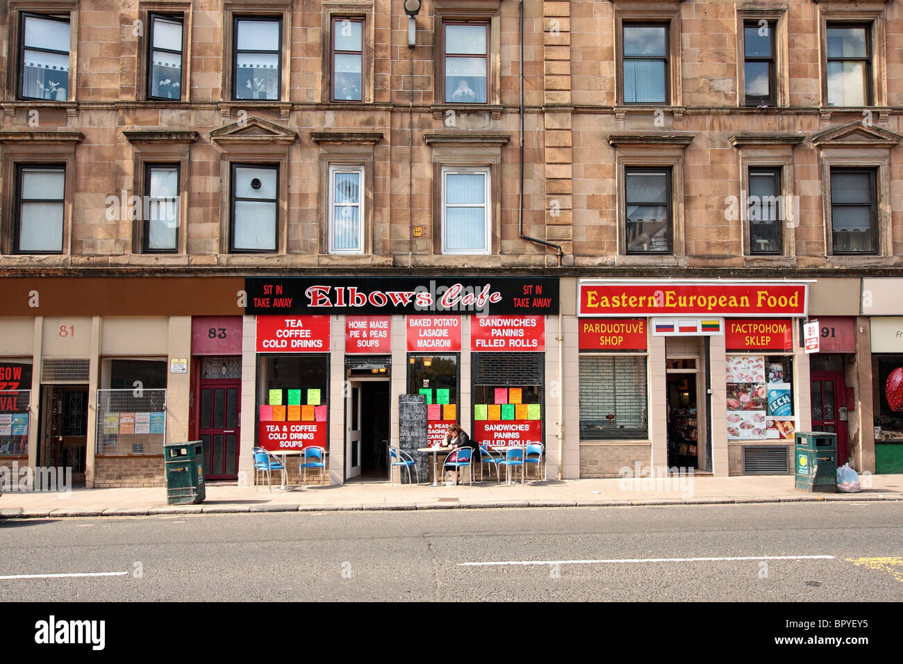 Alte, Wohnhäuser und Geschäfte in Glasgow, Schottland Stockfoto