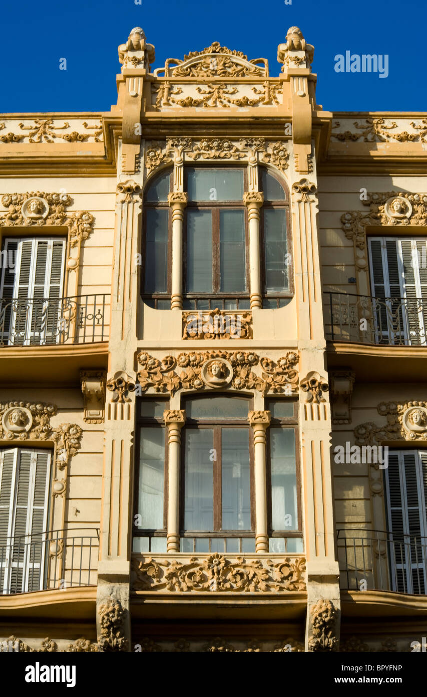 Modernisme-Stil Gebäude am Menendez Pelayo Quadrat. Melilla.Spain. Stockfoto