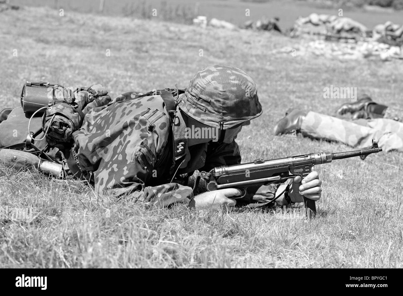 Soldat der Waffen-SS mit seinem MP40 Maschinenpistole in der Normandie 1944 Stockfoto