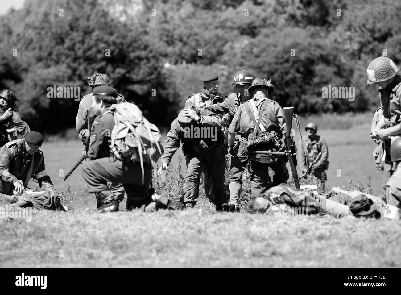 Britische und amerikanische Truppen auf Sicht eine Einheit der Waffen-SS in der Normandie 1944 Stockfoto