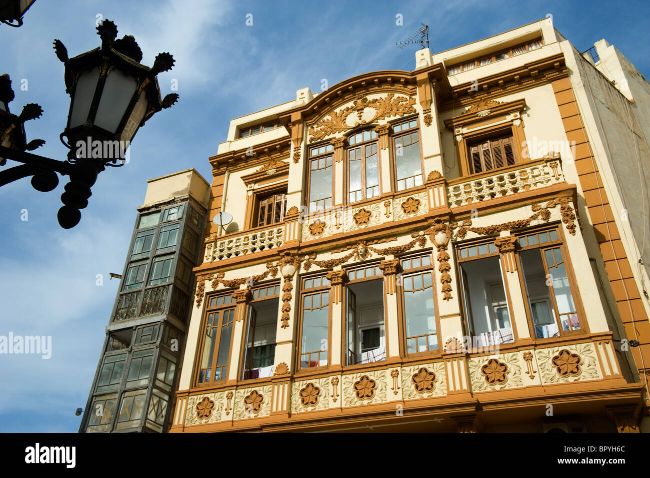 Modernisme-Stil Gebäude am Jaen Quadrat. Melilla.Spain. Stockfoto