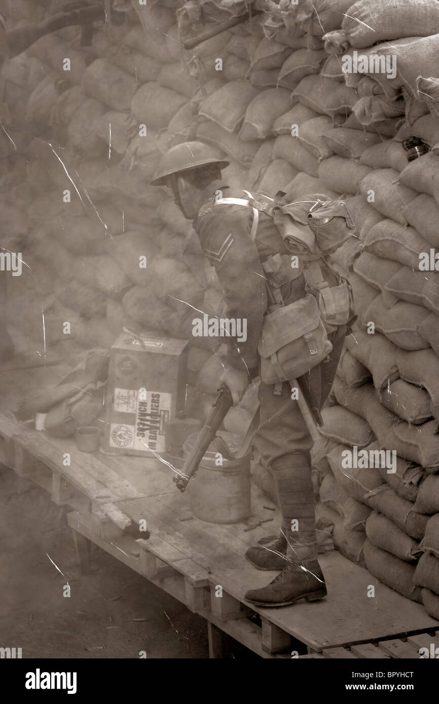 Britische Armee Infanterist an der Front an der Somme 1916 Stockfoto