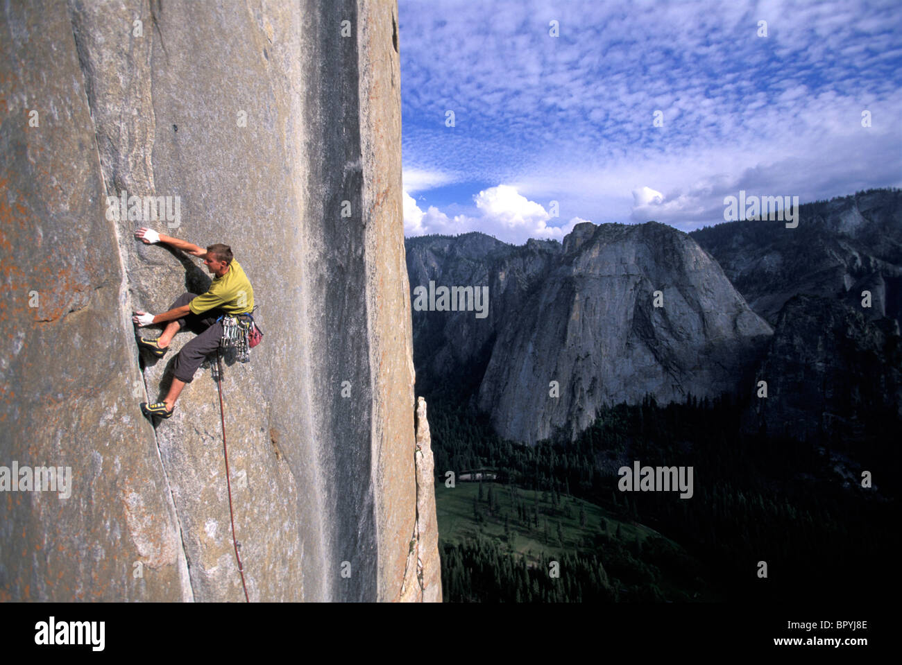 Ein Mann knacken Klettern eine Erstbegehung einer harten Granit Bigwall unterwegs im Yosemite National Park. Stockfoto